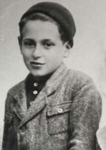 Das historische schwarz/weiß Foto zeigt den 12-jährigen Gustav Metzger in Nürnberg.