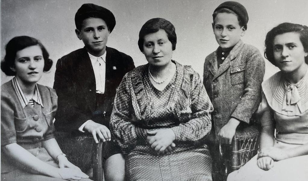 Das historische Familienfoto in schwarz/weiß zeigt Fanny Metzger in der Mitte sitzend, mit ihren vier Kindern.