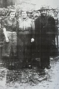 Die schwarz/weiß Außenaufnahme zeigt Juda Metzger, links neben ihm stehen Tochter Esther und seine Frau Fanny.