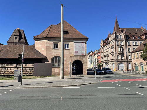 The situation in front of the Kunsthalle was photographed from the opposite side of the street. On the left, you can see the old city wall, and on the right, the intersection of Königstorgraben and Lorenzer Straße.